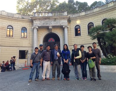 C:\Users\Lenovo\Desktop\当代艺术系教师与卢索在罗马美术果冻传媒
门前合影留念.jpg